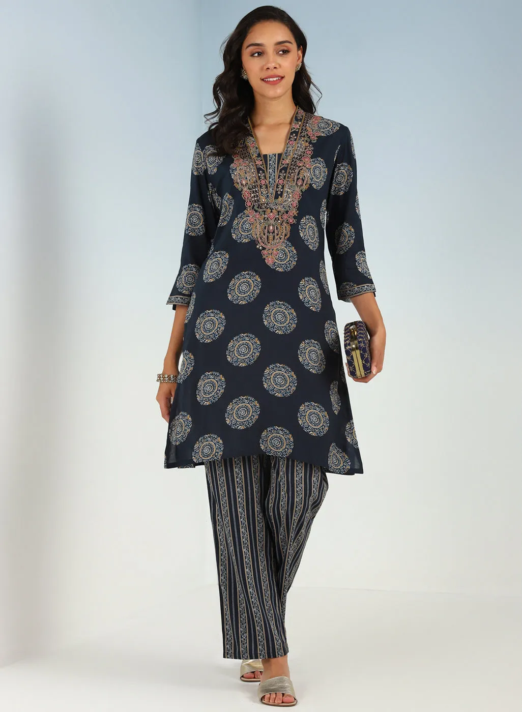 Green Printed Kurta Set with V Neck and Sequins Work