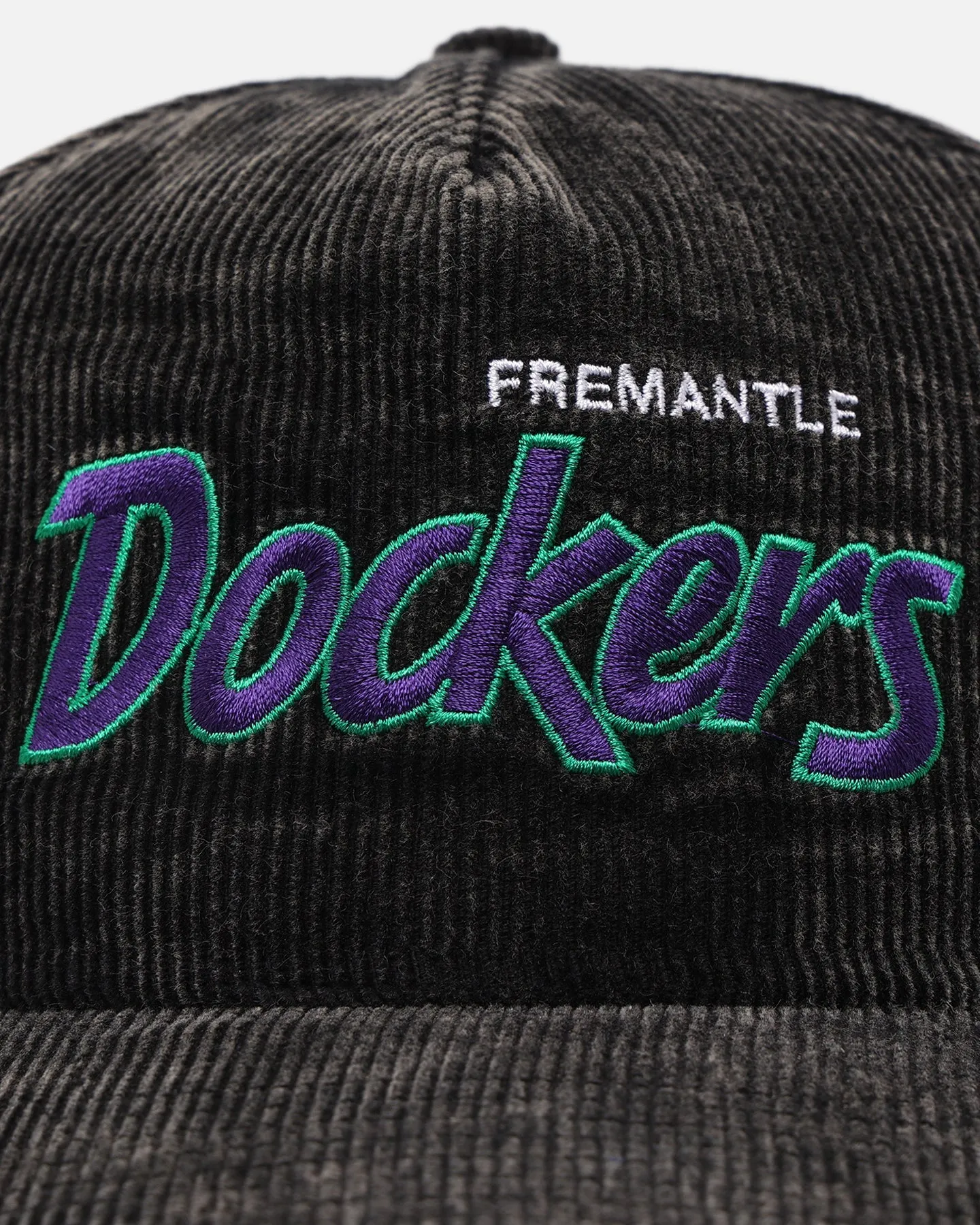 New Era Fremantle Dockers 'Washed Corduroy' Pre-Curved Golfer Snapback Black/Kelly Green